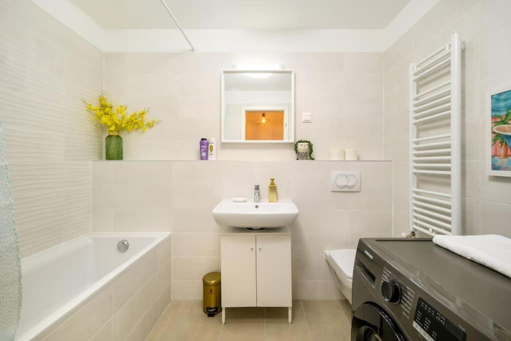 B104 - Liberty Bridge Lovely Home With Free Parking ブダペスト エクステリア 写真